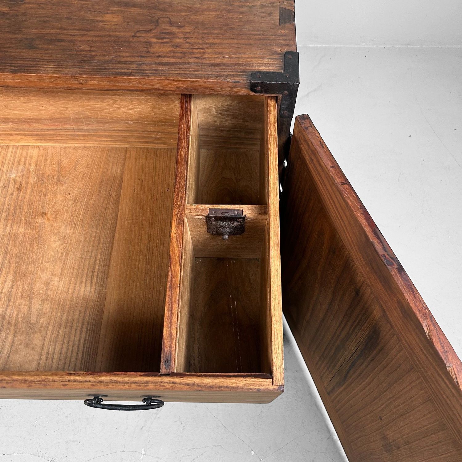 Antieke Japanse Ladekast (Tansu) met IJzeren Beslag, 1900s