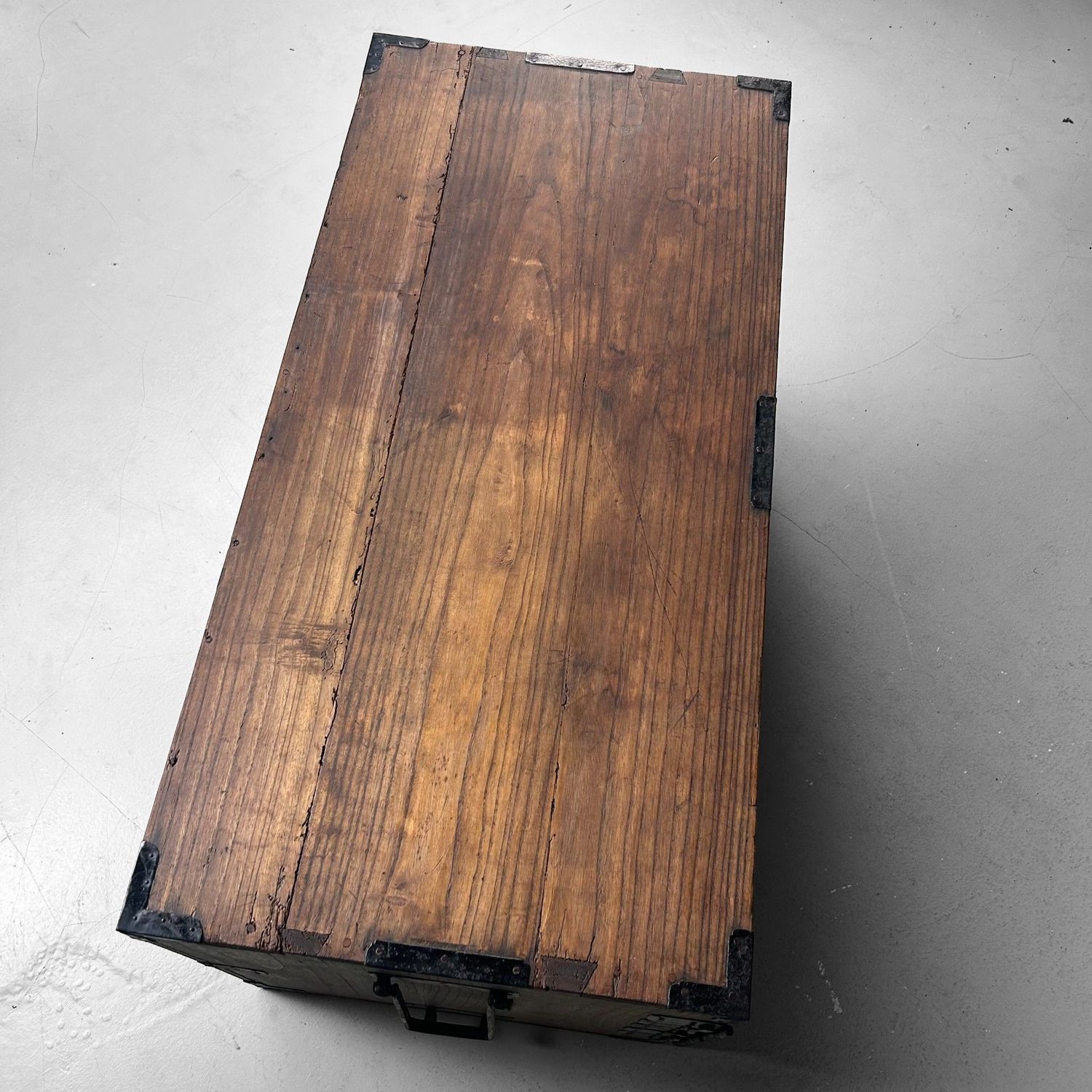 Antieke Japanse Ladekast (Tansu) met IJzeren Beslag, 1900s