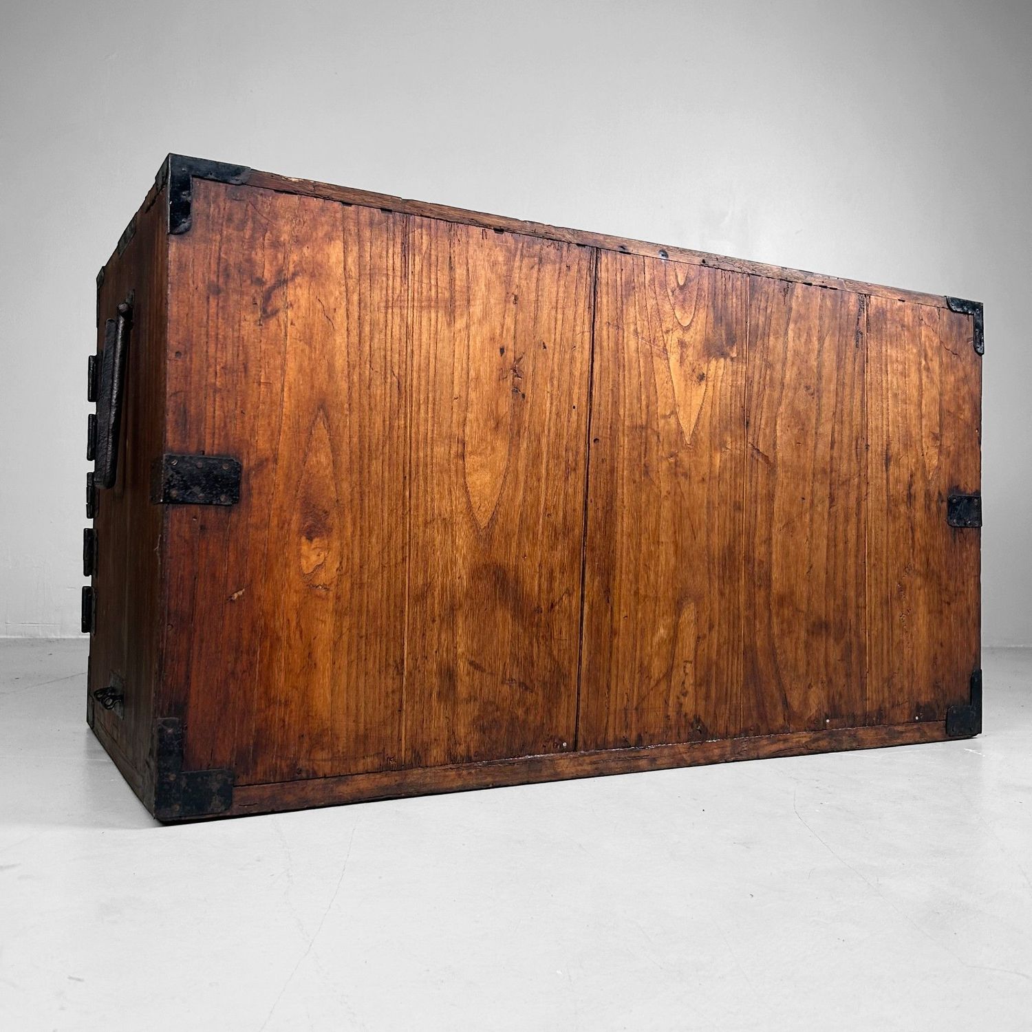 Antieke Japanse Ladekast (Tansu) met IJzeren Beslag, 1900s