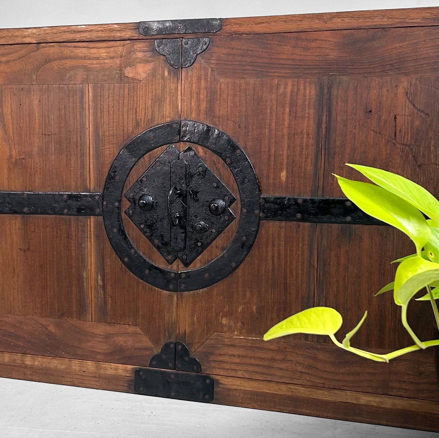 Antieke Japanse Ladekast (Tansu) met IJzeren Beslag, 1900s