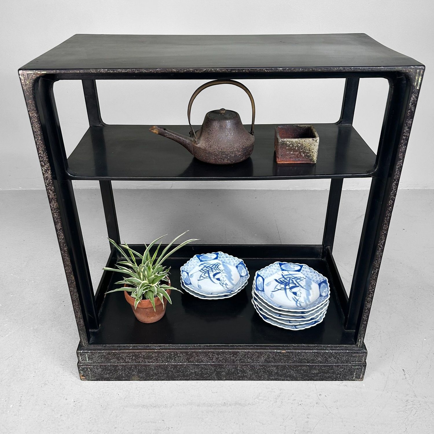 ​Japanse Gelakte Tana, Displaykast met Parelmoer (Raden), ca. 1915