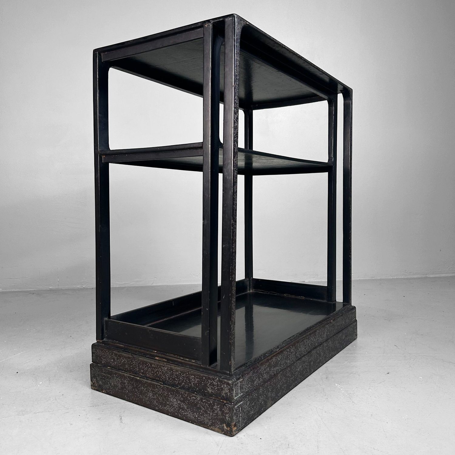​Japanse Gelakte Tana, Displaykast met Parelmoer (Raden), ca. 1915