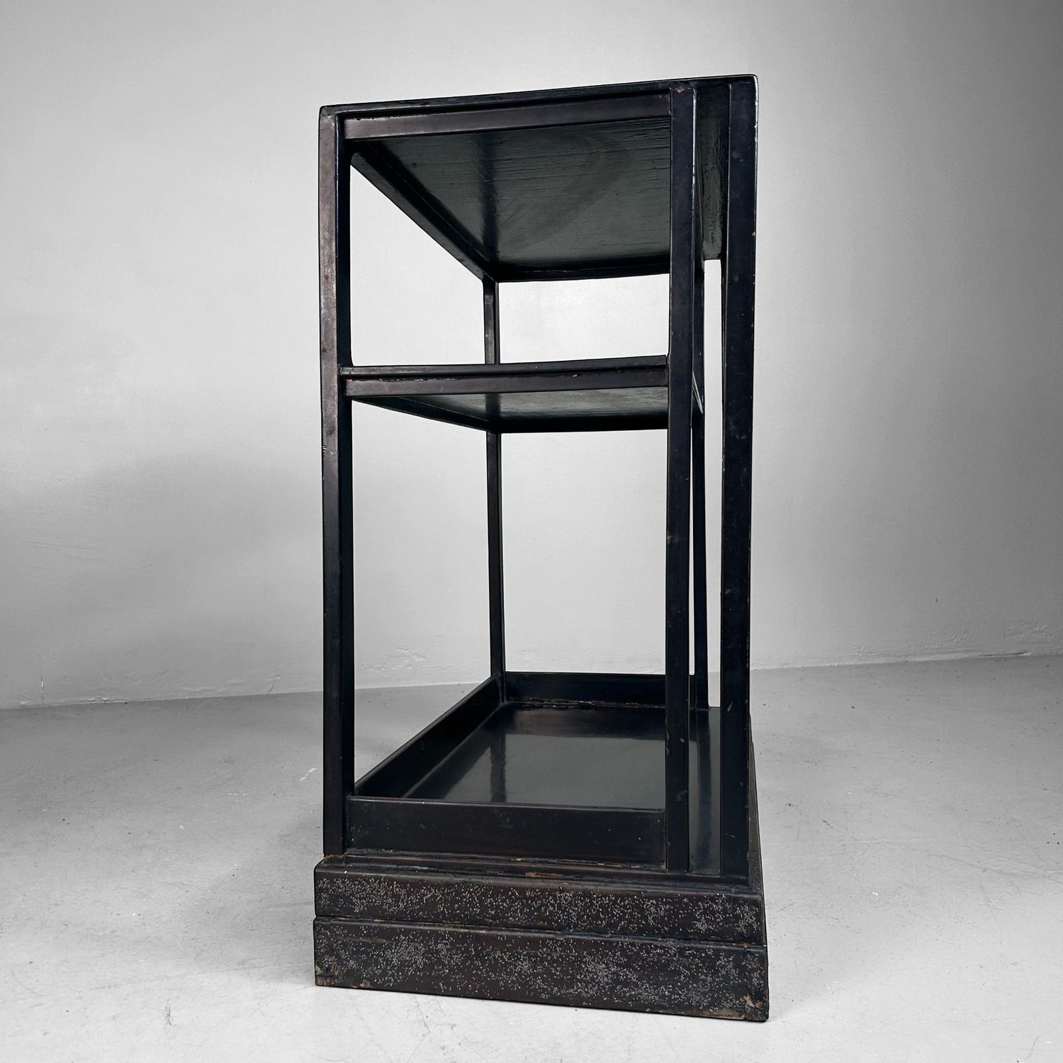 ​Japanse Gelakte Tana, Displaykast met Parelmoer (Raden), ca. 1915
