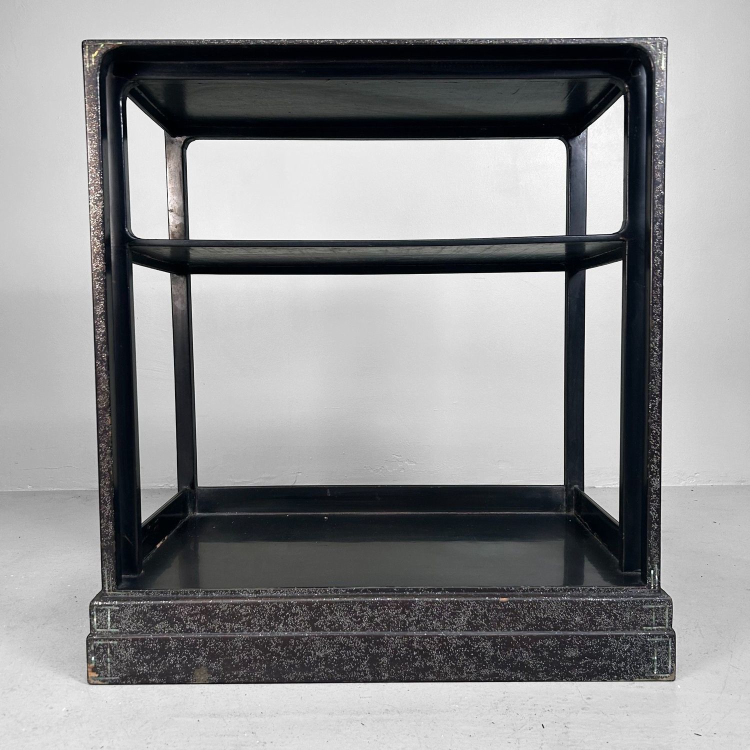 ​Japanse Gelakte Tana, Displaykast met Parelmoer (Raden), ca. 1915