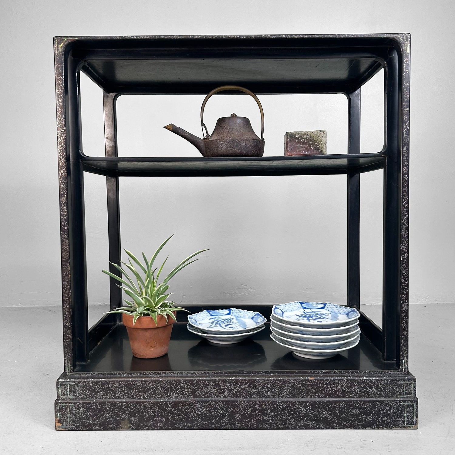 ​Japanse Gelakte Tana, Displaykast met Parelmoer (Raden), ca. 1915