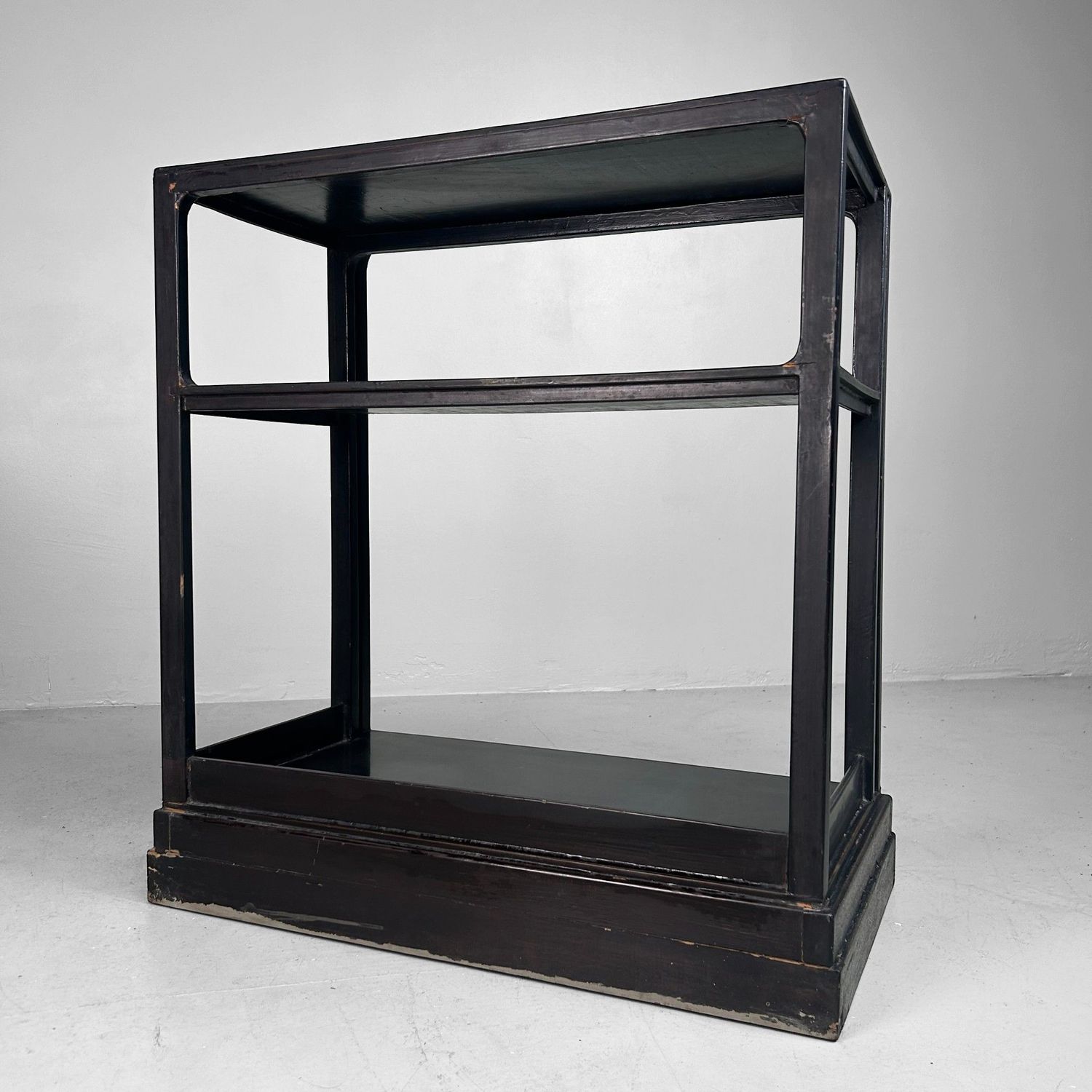 ​Japanse Gelakte Tana, Displaykast met Parelmoer (Raden), ca. 1915
