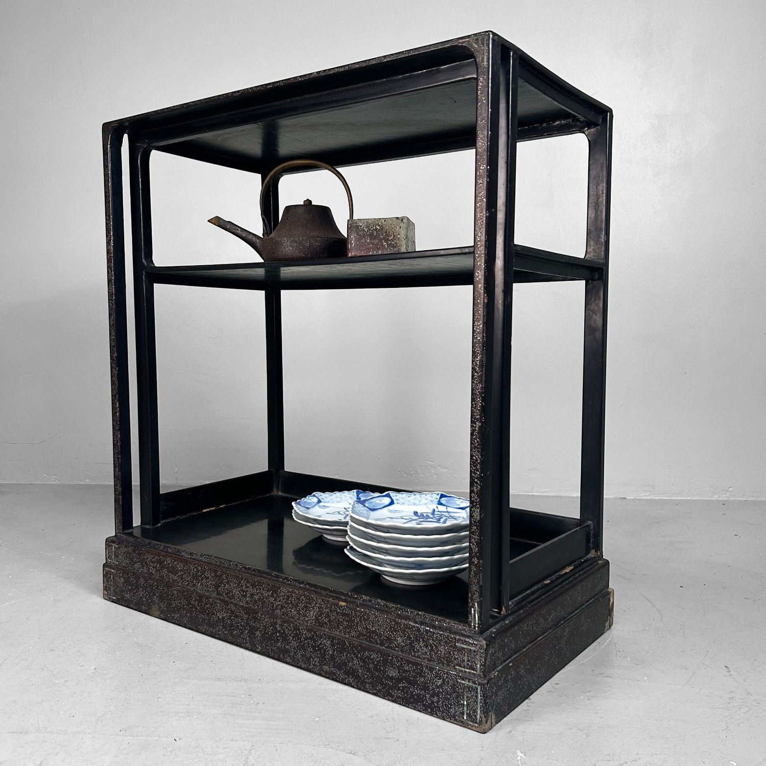 ​Japanse Gelakte Tana, Displaykast met Parelmoer (Raden), ca. 1915