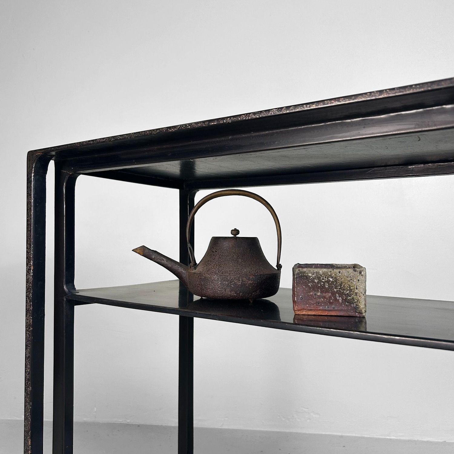 ​Japanse Gelakte Tana, Displaykast met Parelmoer (Raden), ca. 1915