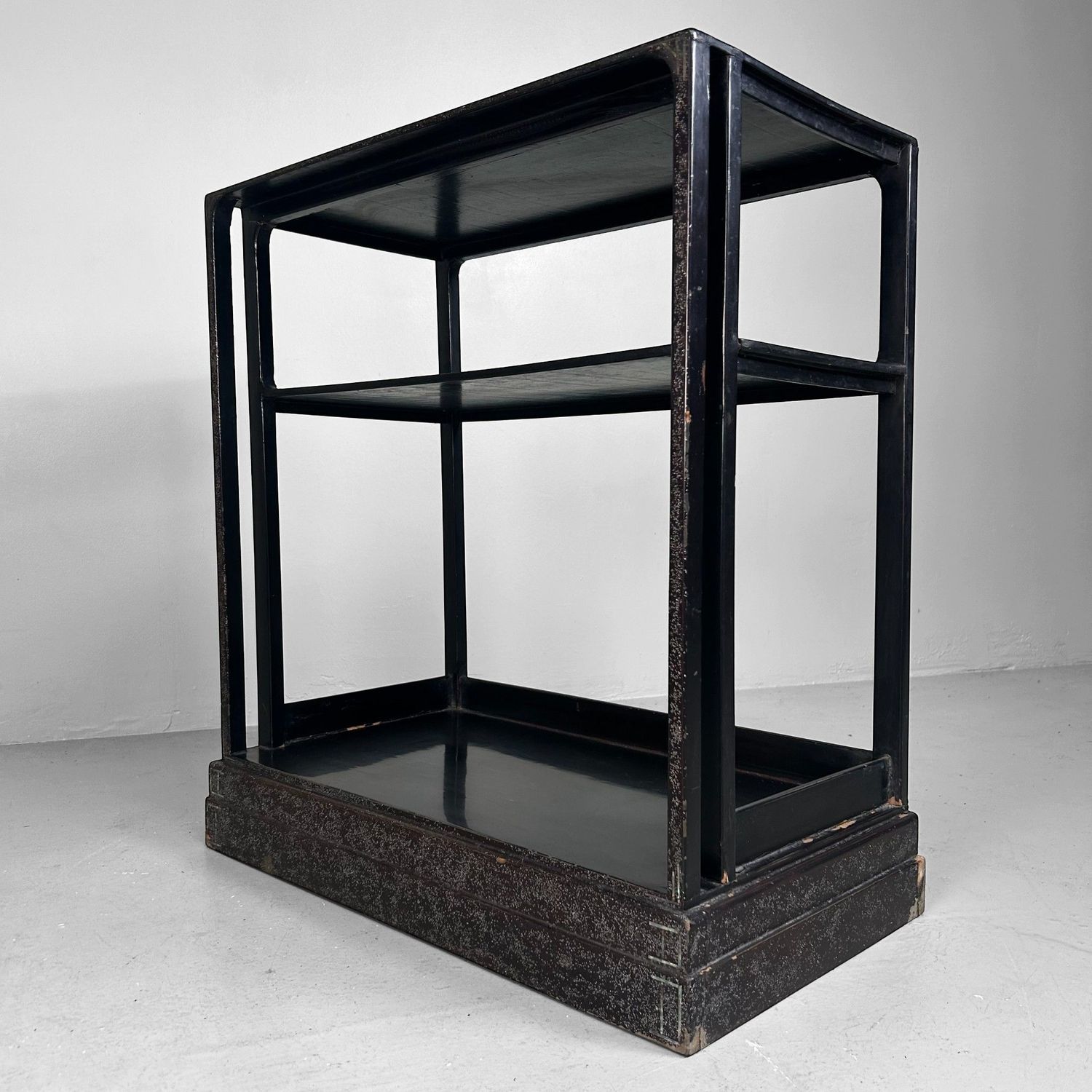 ​Japanse Gelakte Tana, Displaykast met Parelmoer (Raden), ca. 1915