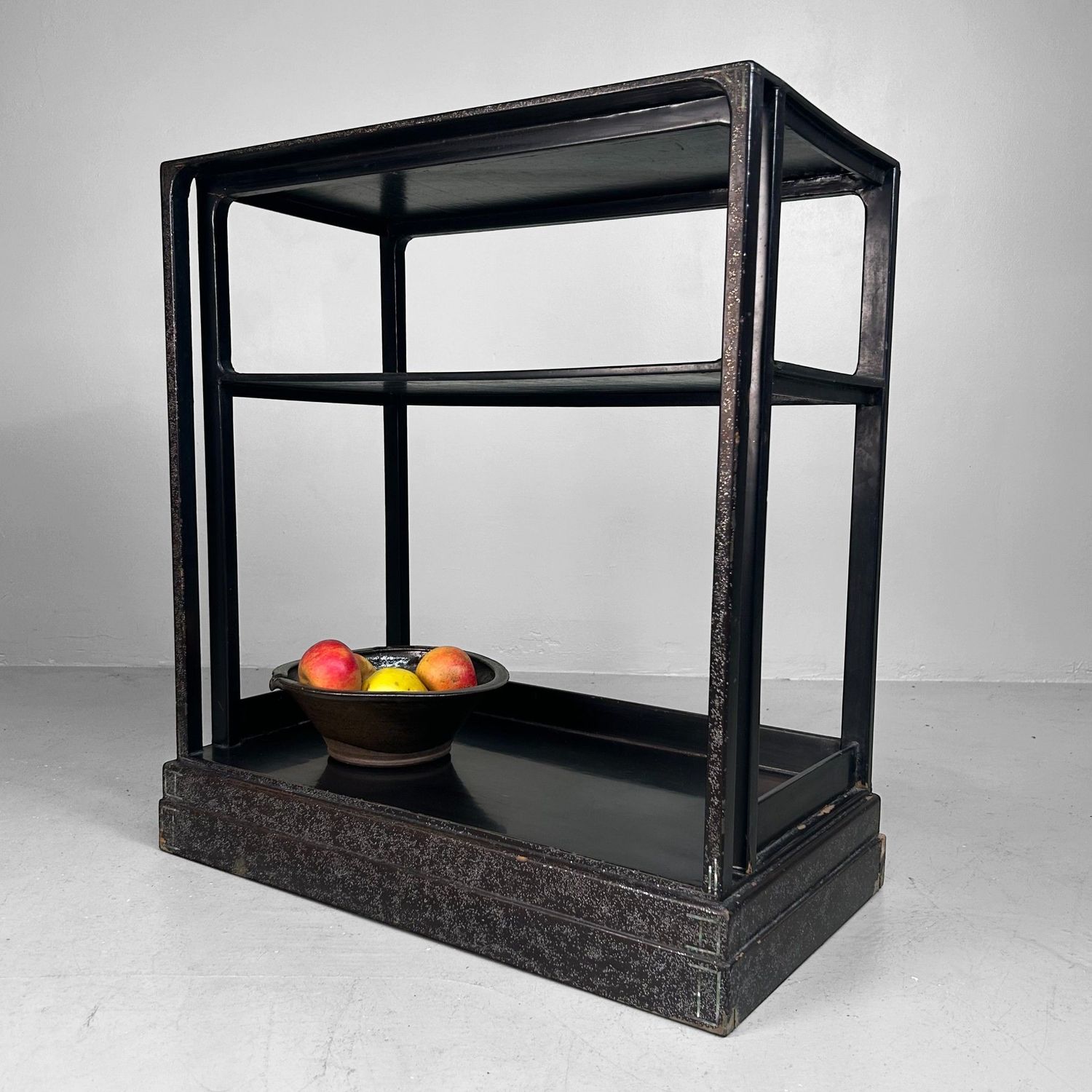 ​Japanse Gelakte Tana, Displaykast met Parelmoer (Raden), ca. 1915