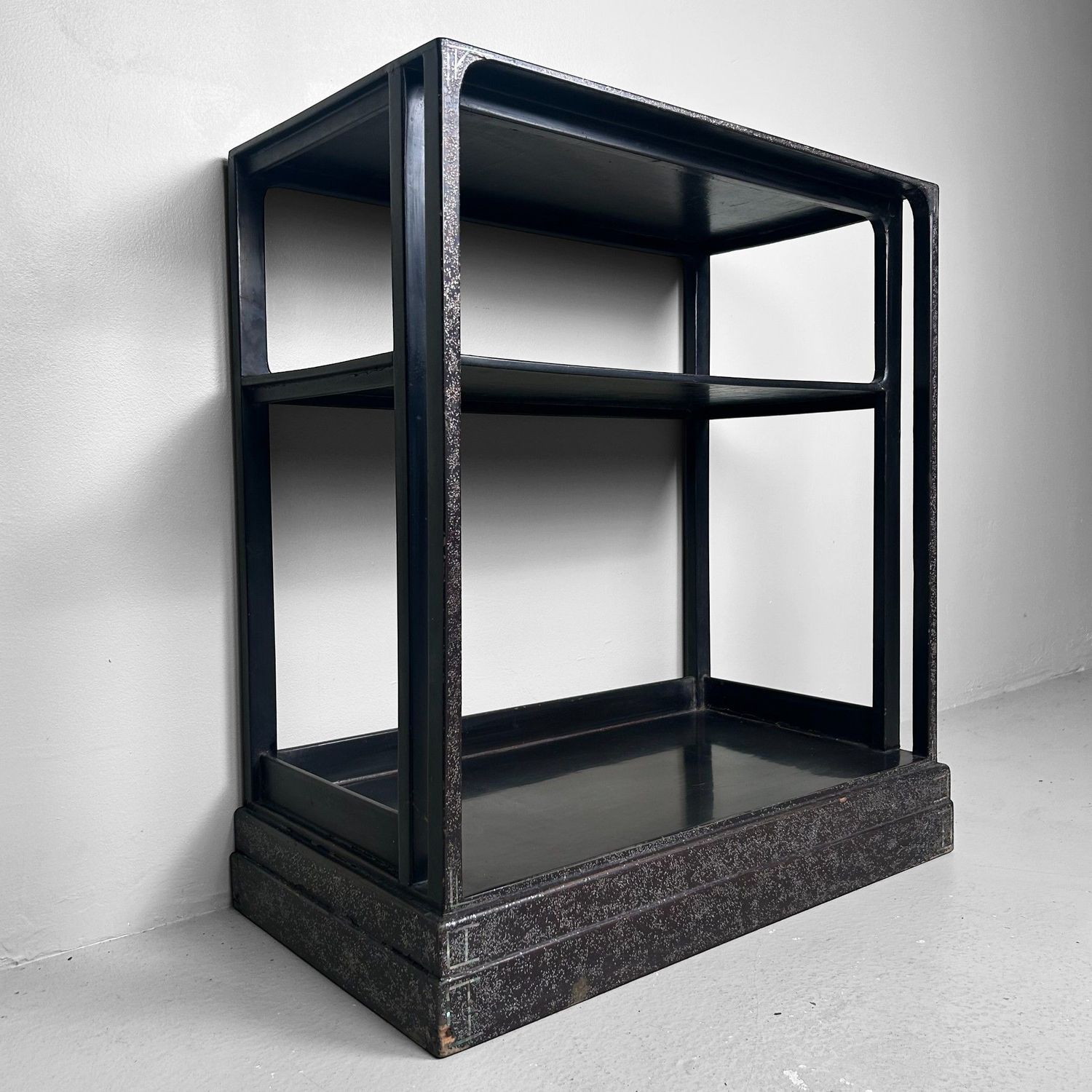 ​Japanse Gelakte Tana, Displaykast met Parelmoer (Raden), ca. 1915