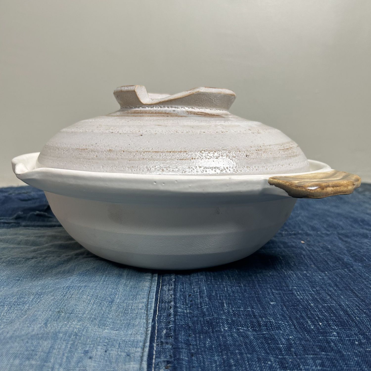 Vintage Japanese Donabe with Lid – Off-White Glaze & Amber Handles Vintage Japanese Donabe with Lid – Off-White Glaze & Amber Handles