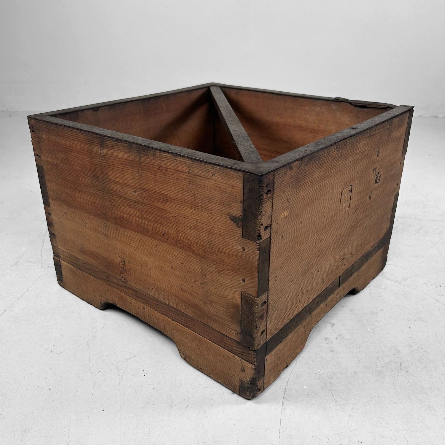 Japanese Itomasu — Decorative Wooden Box, 1880s