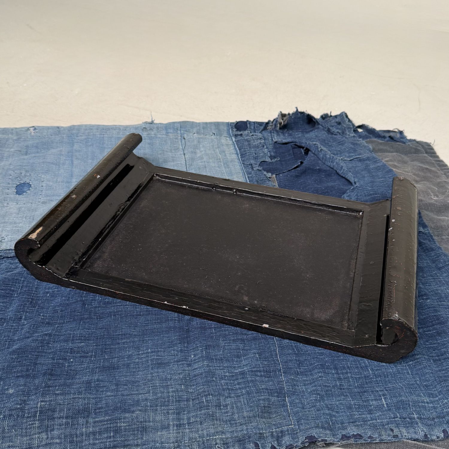 Japans Gelakt Display Tafeltje, Koita, Tsugaru-nuri, 1920s