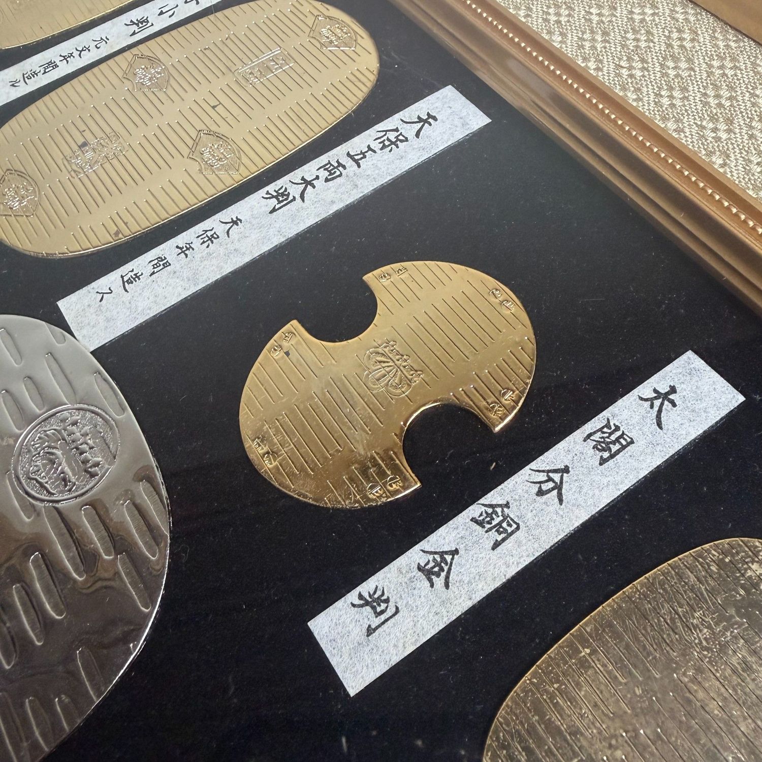 Muurdecoratie met Edo-muntreproducties, Verguld, Japan, 1970s