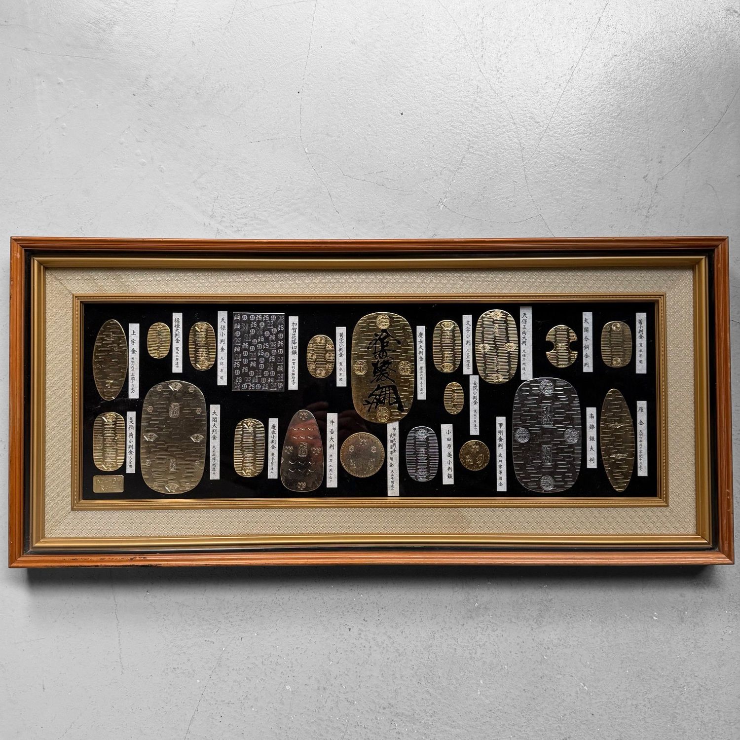 Muurdecoratie met Edo-muntreproducties, Verguld, Japan, 1970s