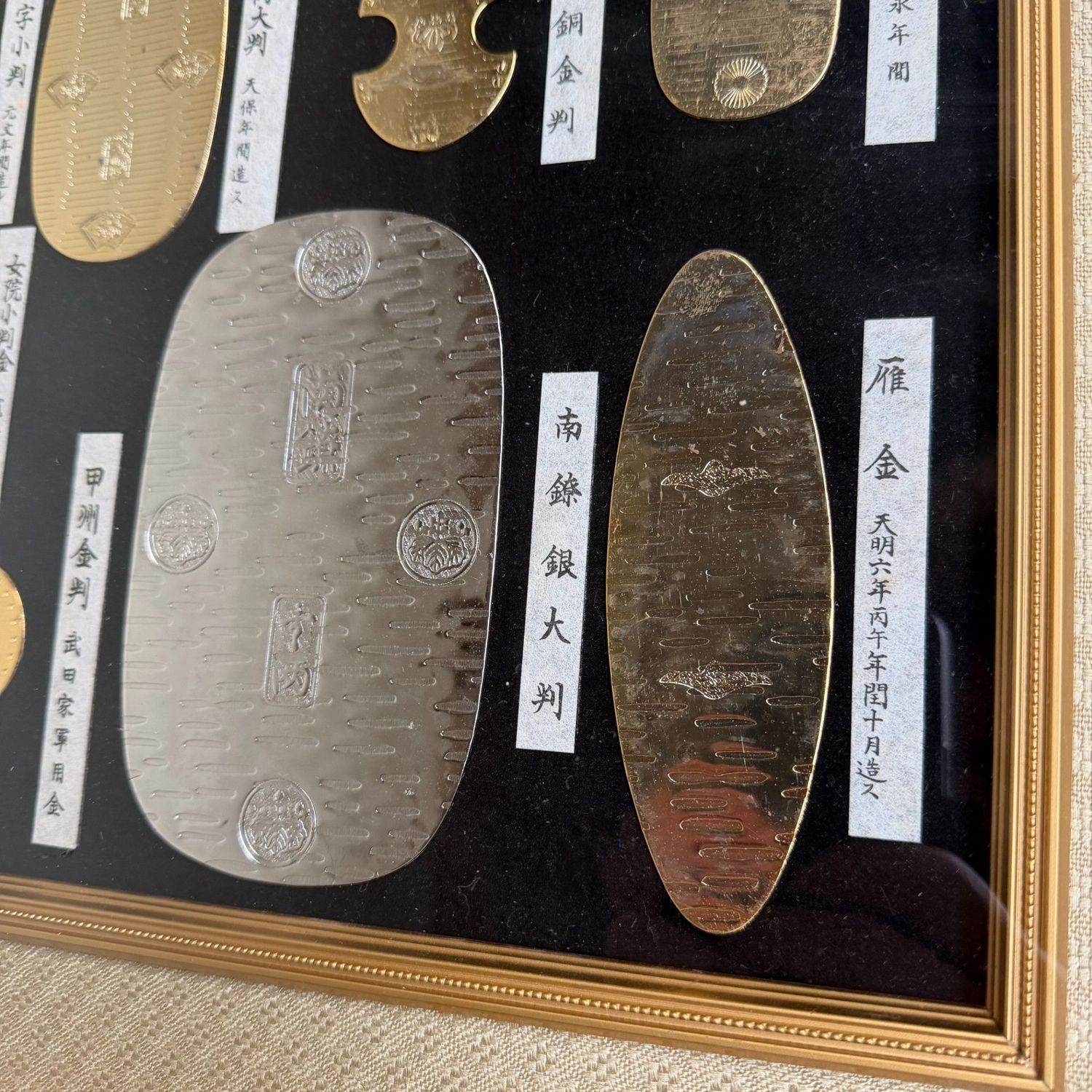 Muurdecoratie met Edo-muntreproducties, Verguld, Japan, 1970s