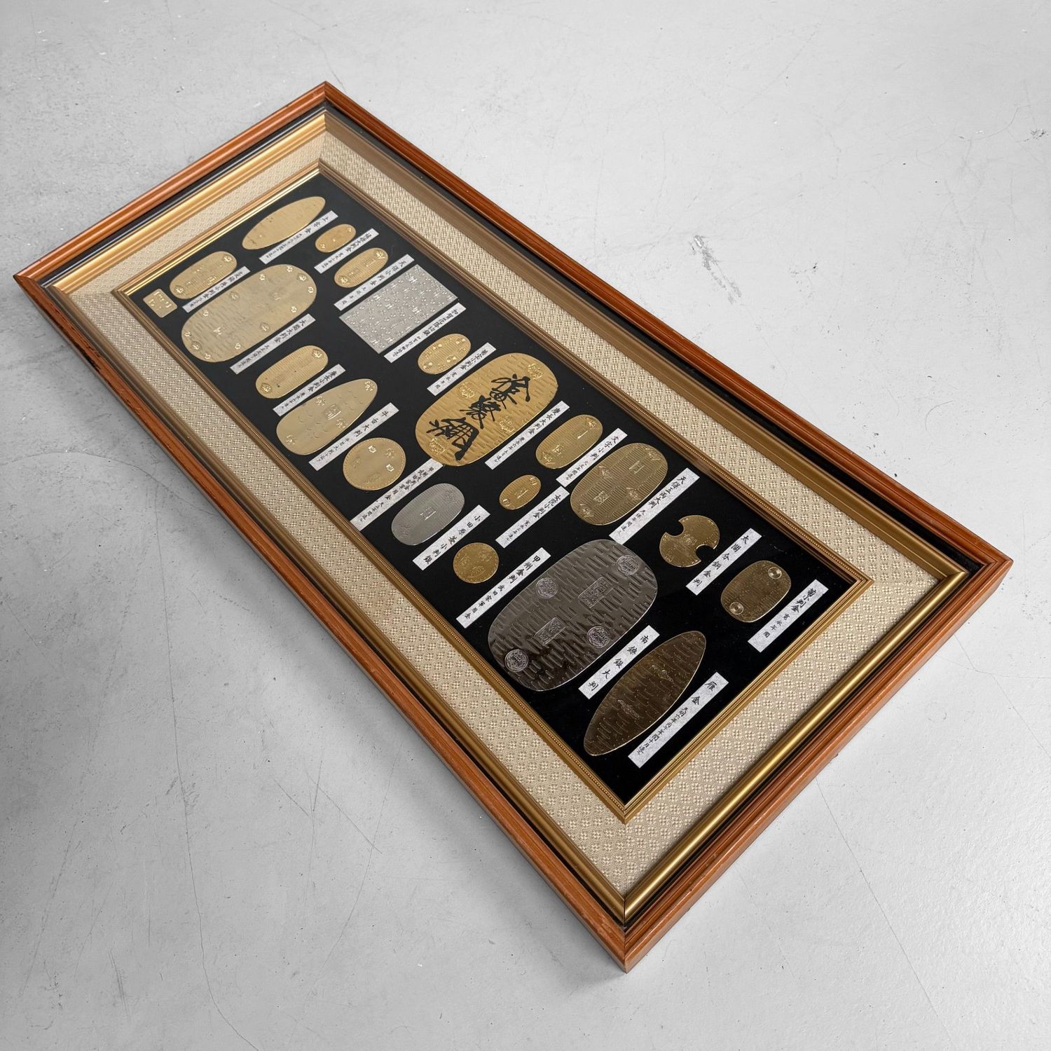 Muurdecoratie met Edo-muntreproducties, Verguld, Japan, 1970s