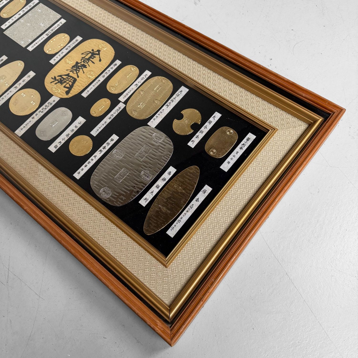 Muurdecoratie met Edo-muntreproducties, Verguld, Japan, 1970s