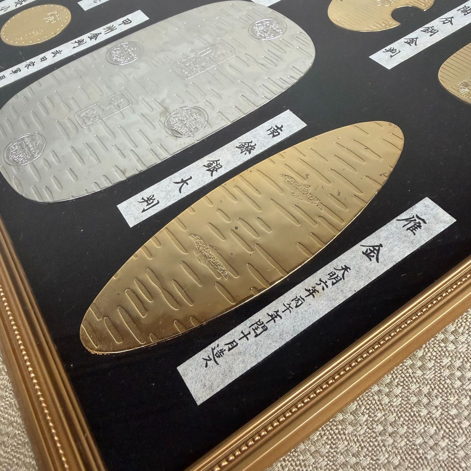 Muurdecoratie met Edo-muntreproducties, Verguld, Japan, 1970s