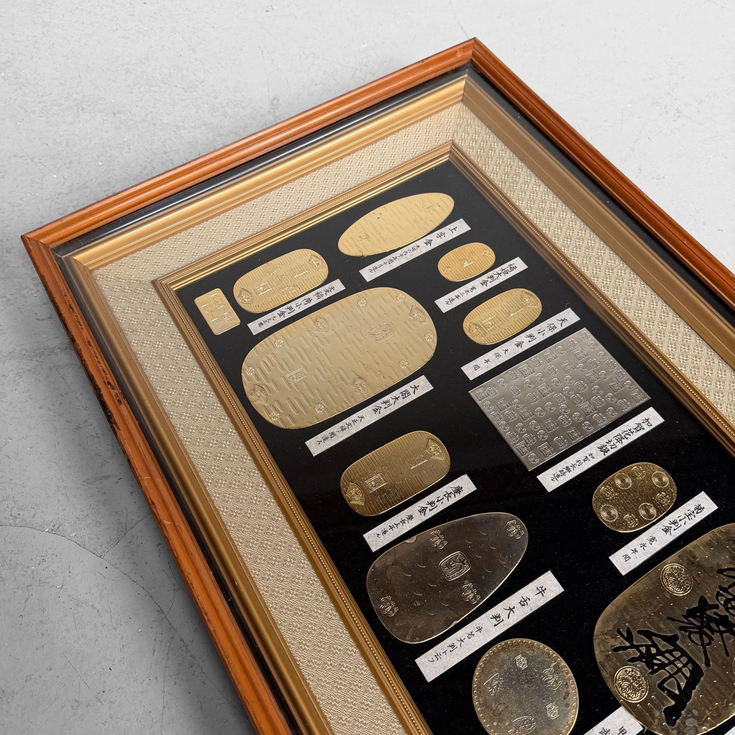 Muurdecoratie met Edo-muntreproducties, Verguld, Japan, 1970s