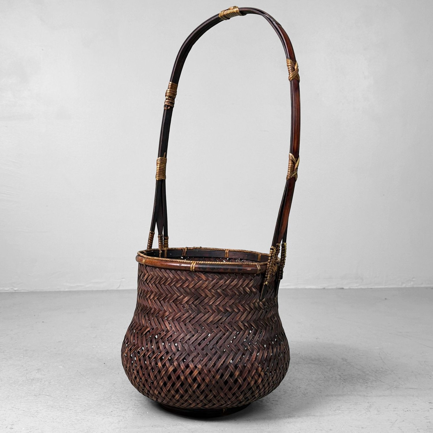 Elegante Japanse Bamboemand – Hanakago voor Ikebana, 1950s