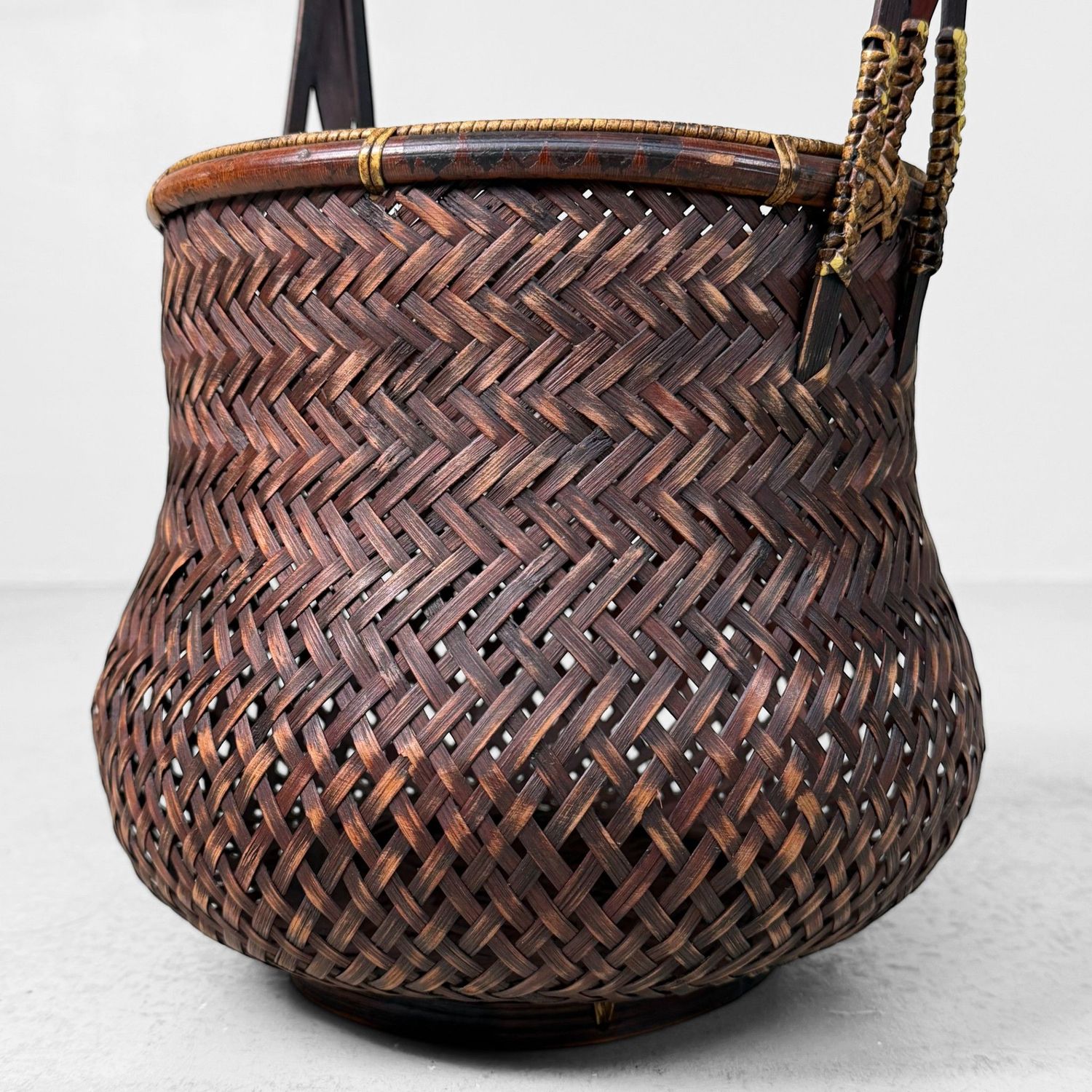 Elegante Japanse Bamboemand – Hanakago voor Ikebana, 1950s