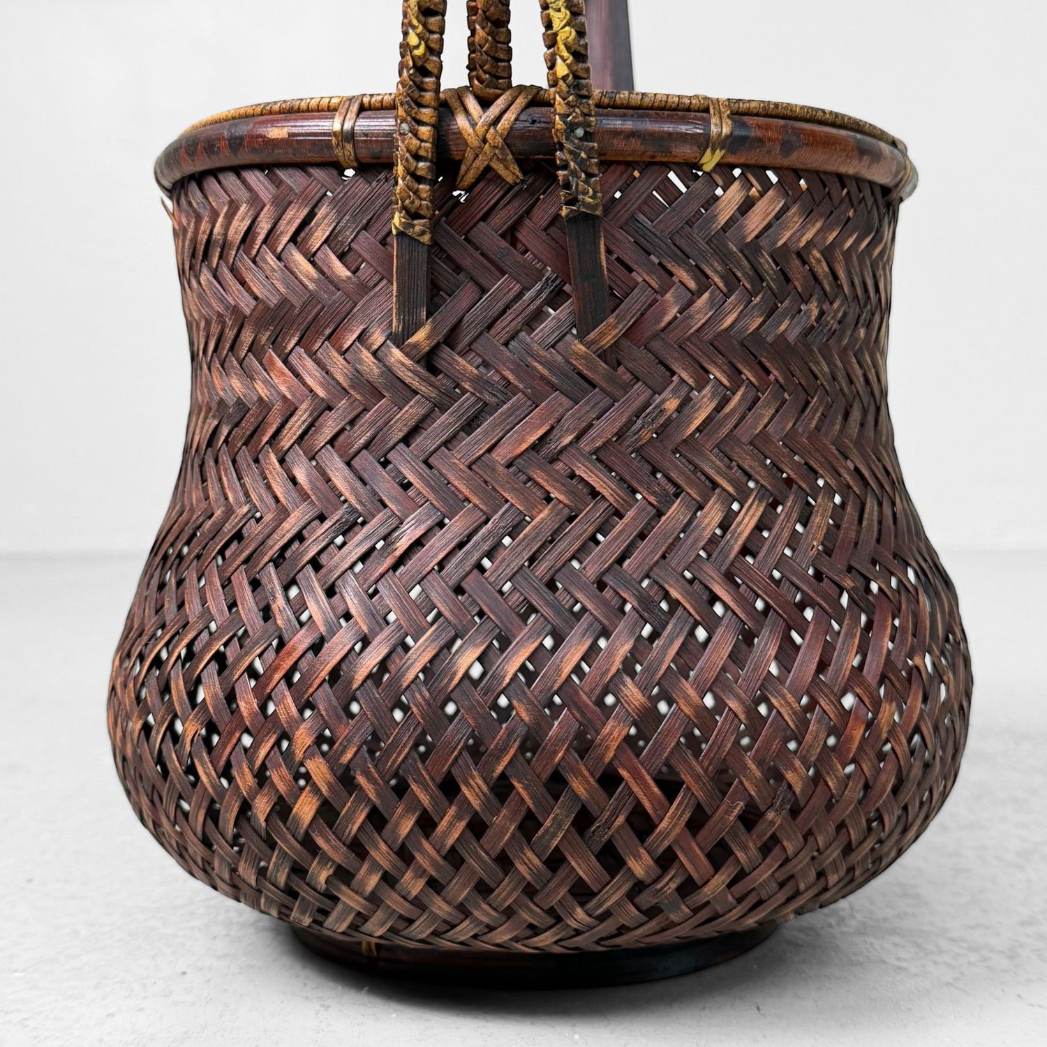Elegante Japanse Bamboemand – Hanakago voor Ikebana, 1950s