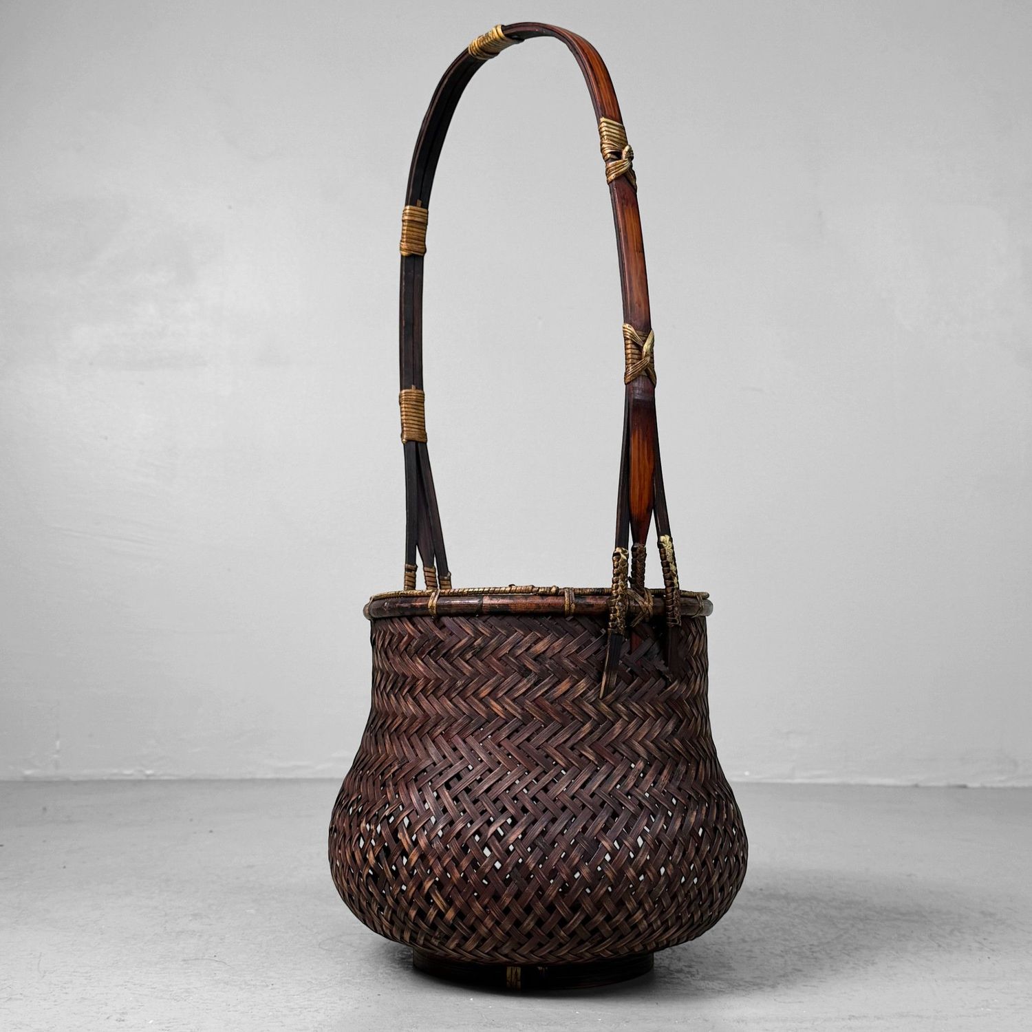Elegante Japanse Bamboemand – Hanakago voor Ikebana, 1950s