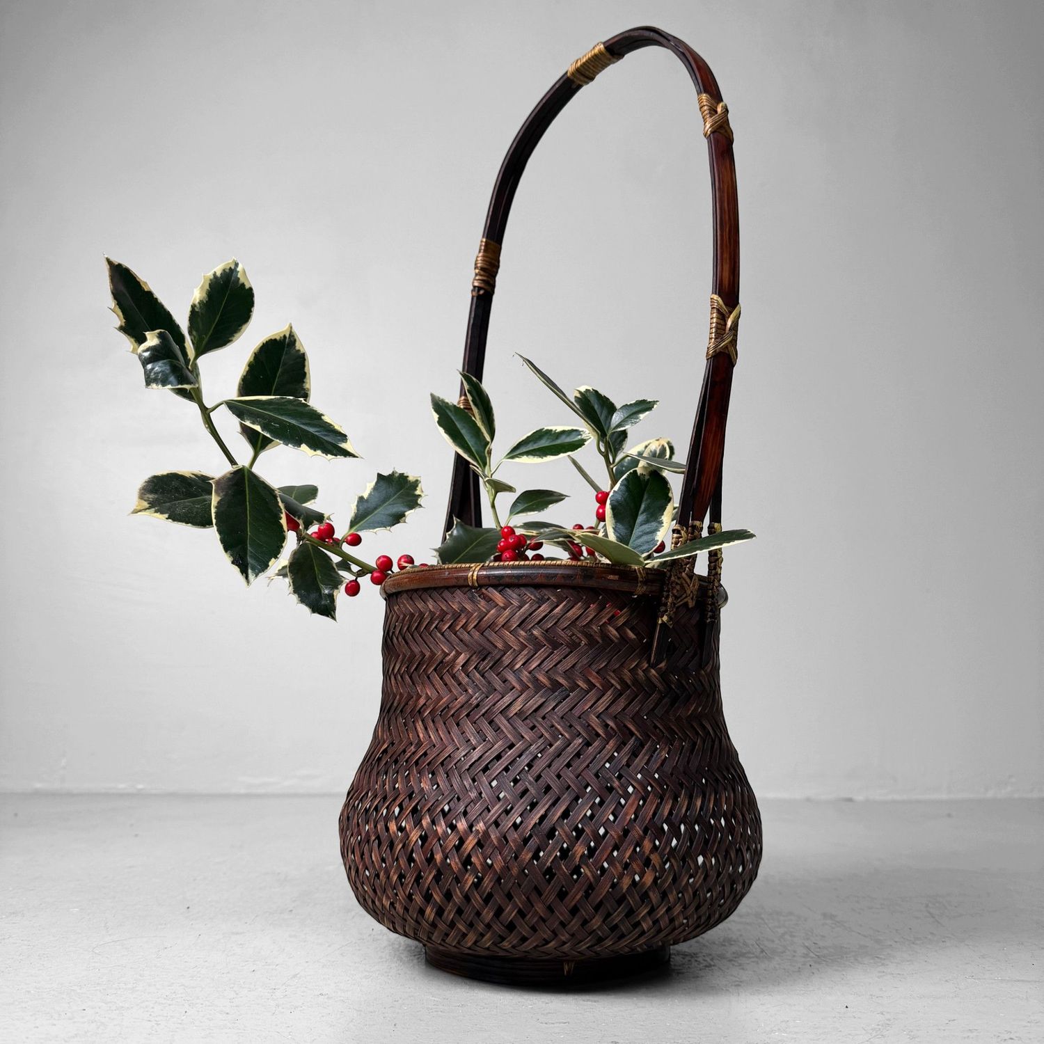 Elegante Japanse Bamboemand – Hanakago voor Ikebana, 1950s