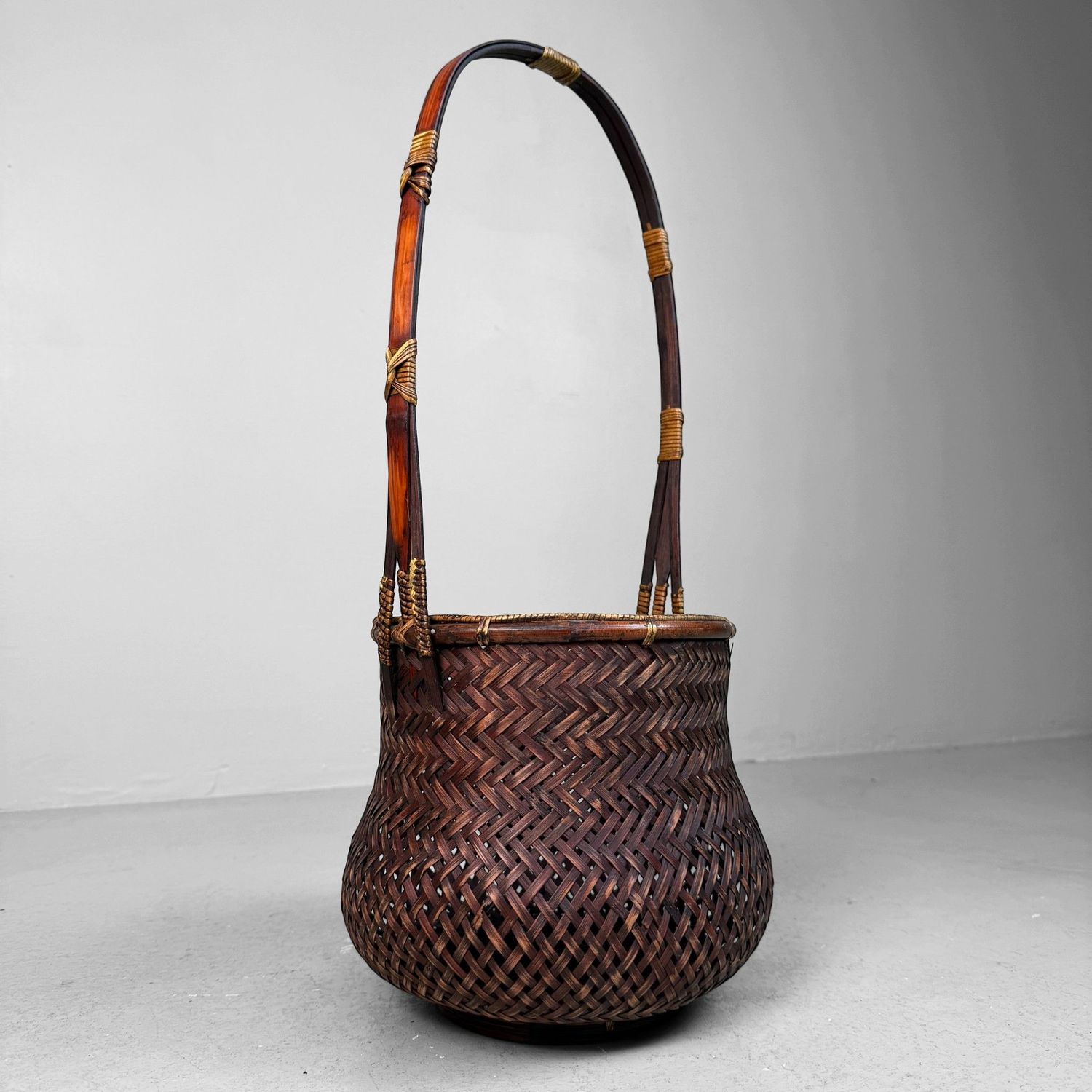 Elegante Japanse Bamboemand – Hanakago voor Ikebana, 1950s
