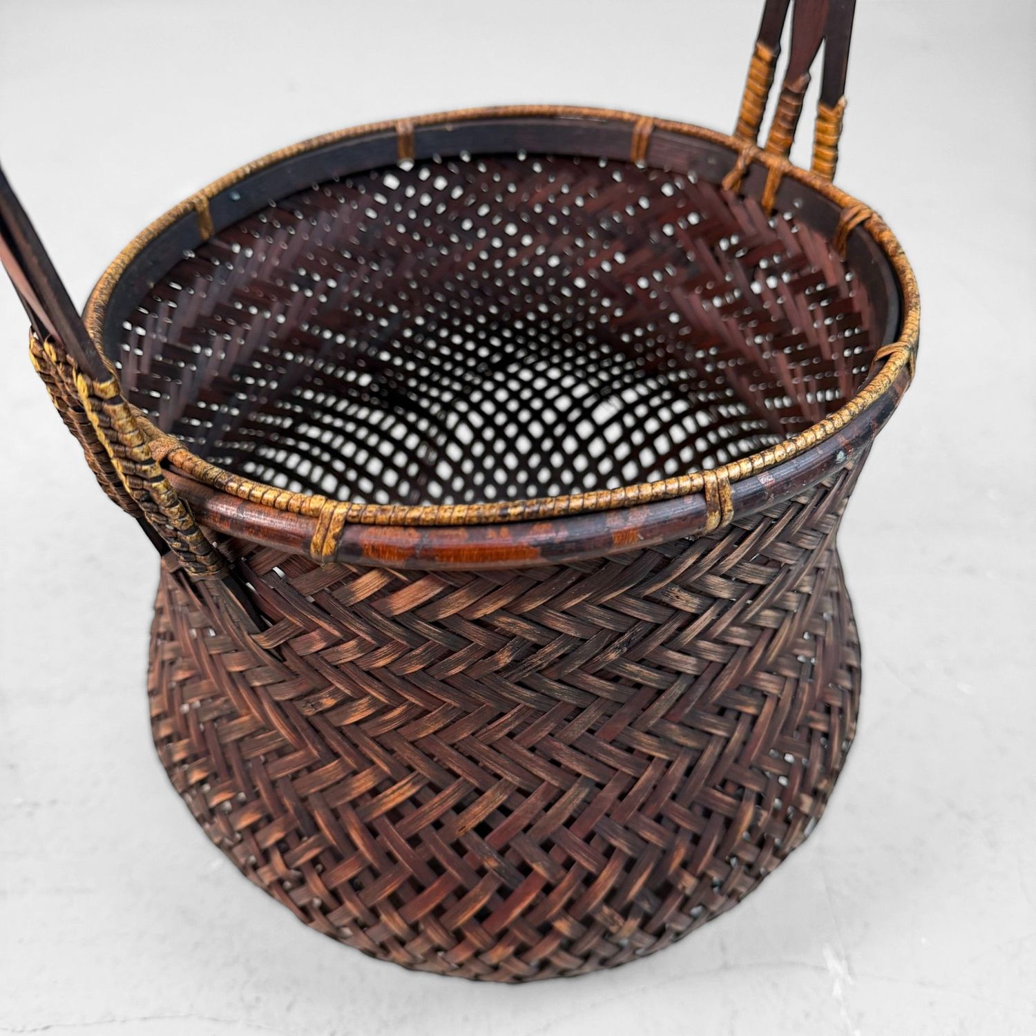 Elegante Japanse Bamboemand – Hanakago voor Ikebana, 1950s