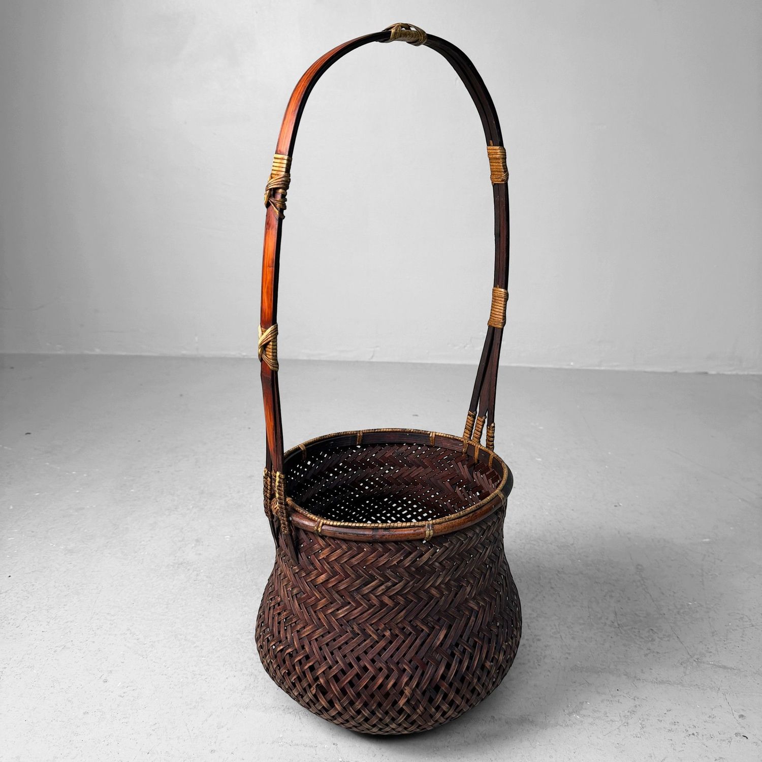 Elegante Japanse Bamboemand – Hanakago voor Ikebana, 1950s Elegante Japanse Bamboemand – Hanakago voor Ikebana, 1950s