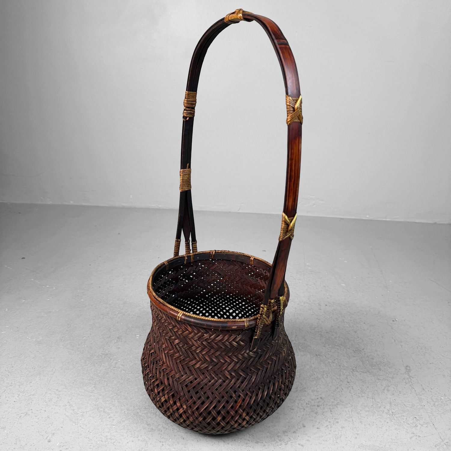 Elegante Japanse Bamboemand – Hanakago voor Ikebana, 1950s