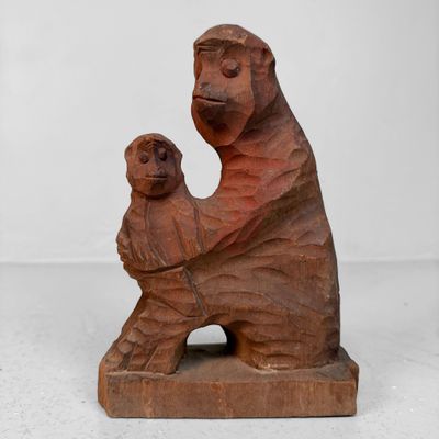 Japanse Saru Mingei Houten Beeldje, 'Aap met Jong', 1940s Japanse Saru Mingei Houten Beeldje, 'Aap met Jong', 1940s
