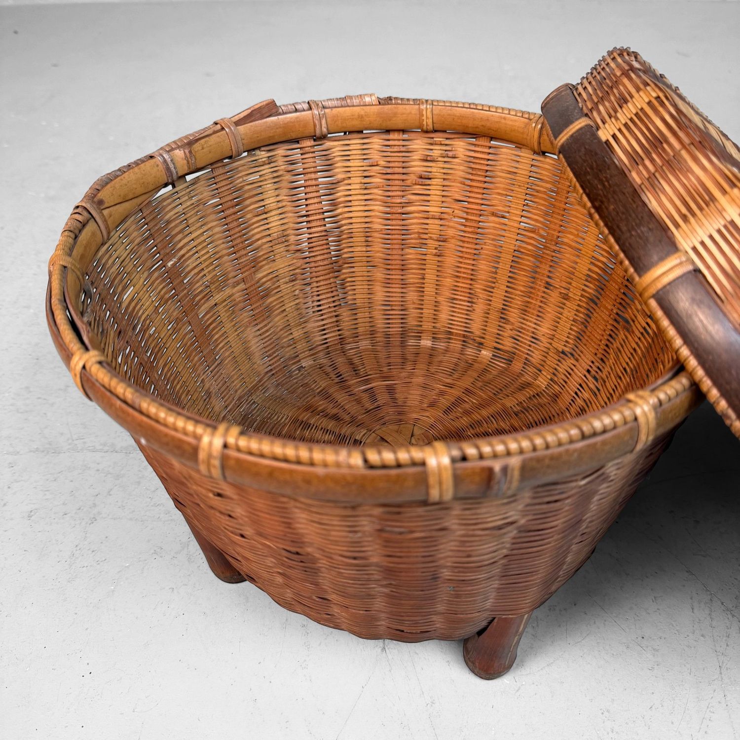 Japanse 'Matsuura' Bamboemand met Deksel, 1950s