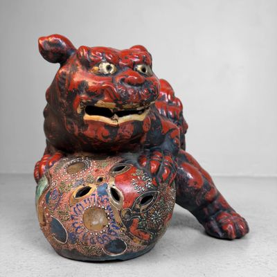 Japanse ShiShi/Lion-Dog met Bal, 1950s