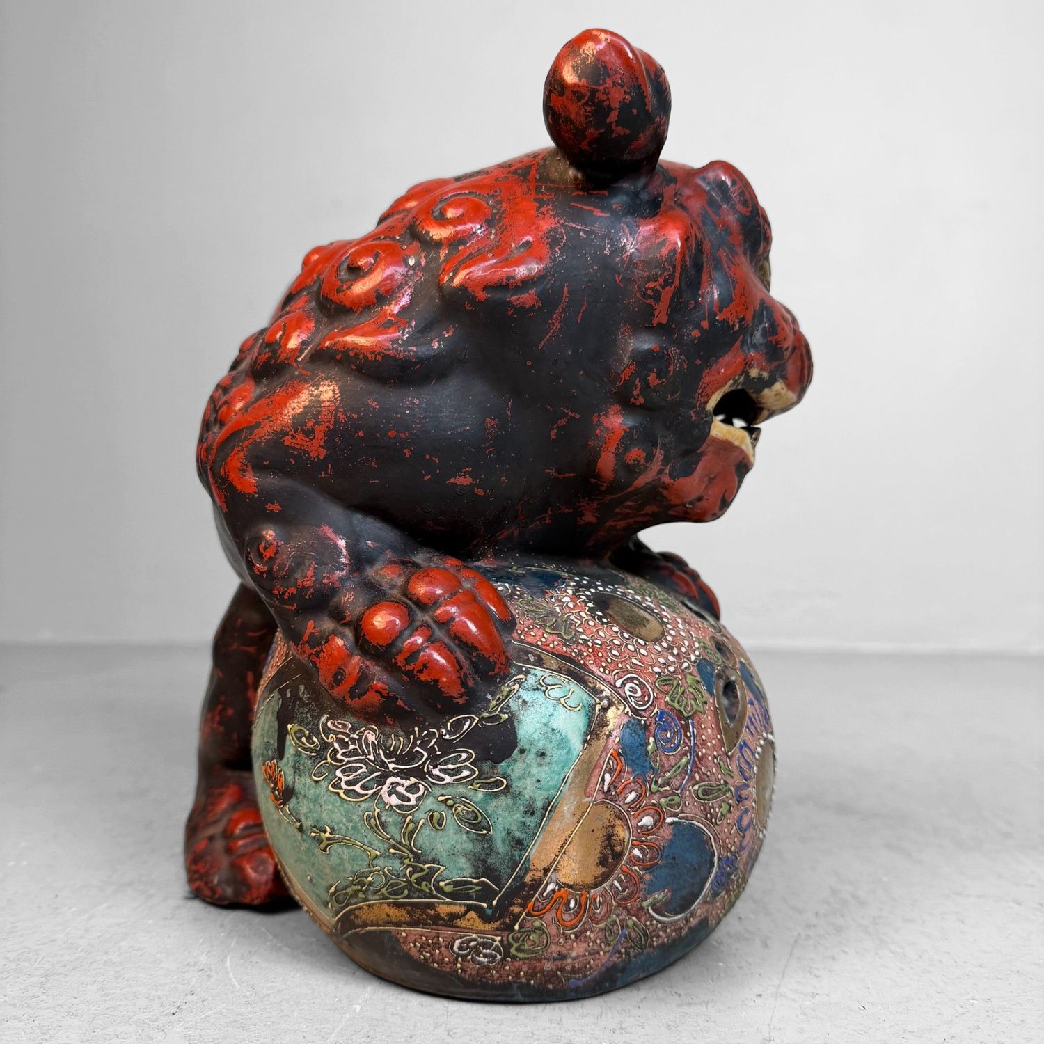 ​Japanse ShiShi/Lion-Dog met Bal, 1950s