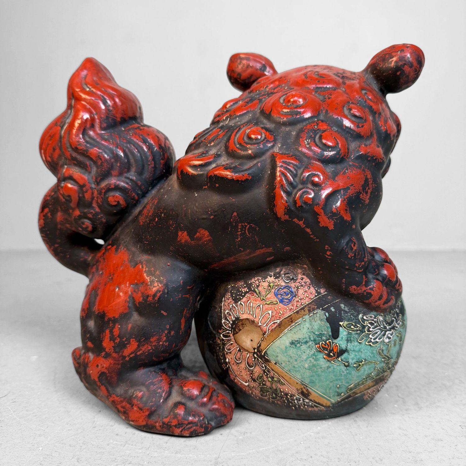 ​Japanse ShiShi/Lion-Dog met Bal, 1950s