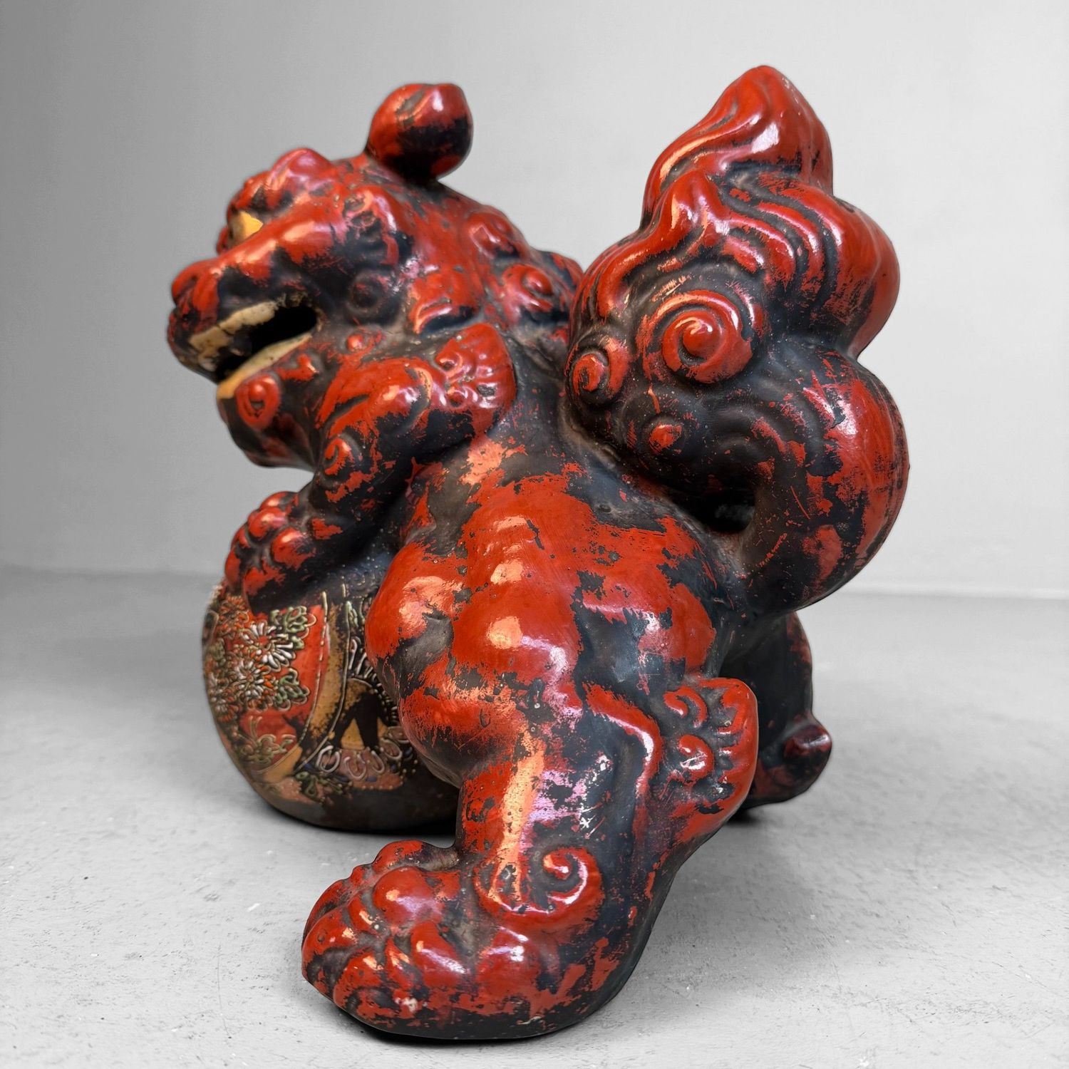 ​Japanse ShiShi/Lion-Dog met Bal, 1950s