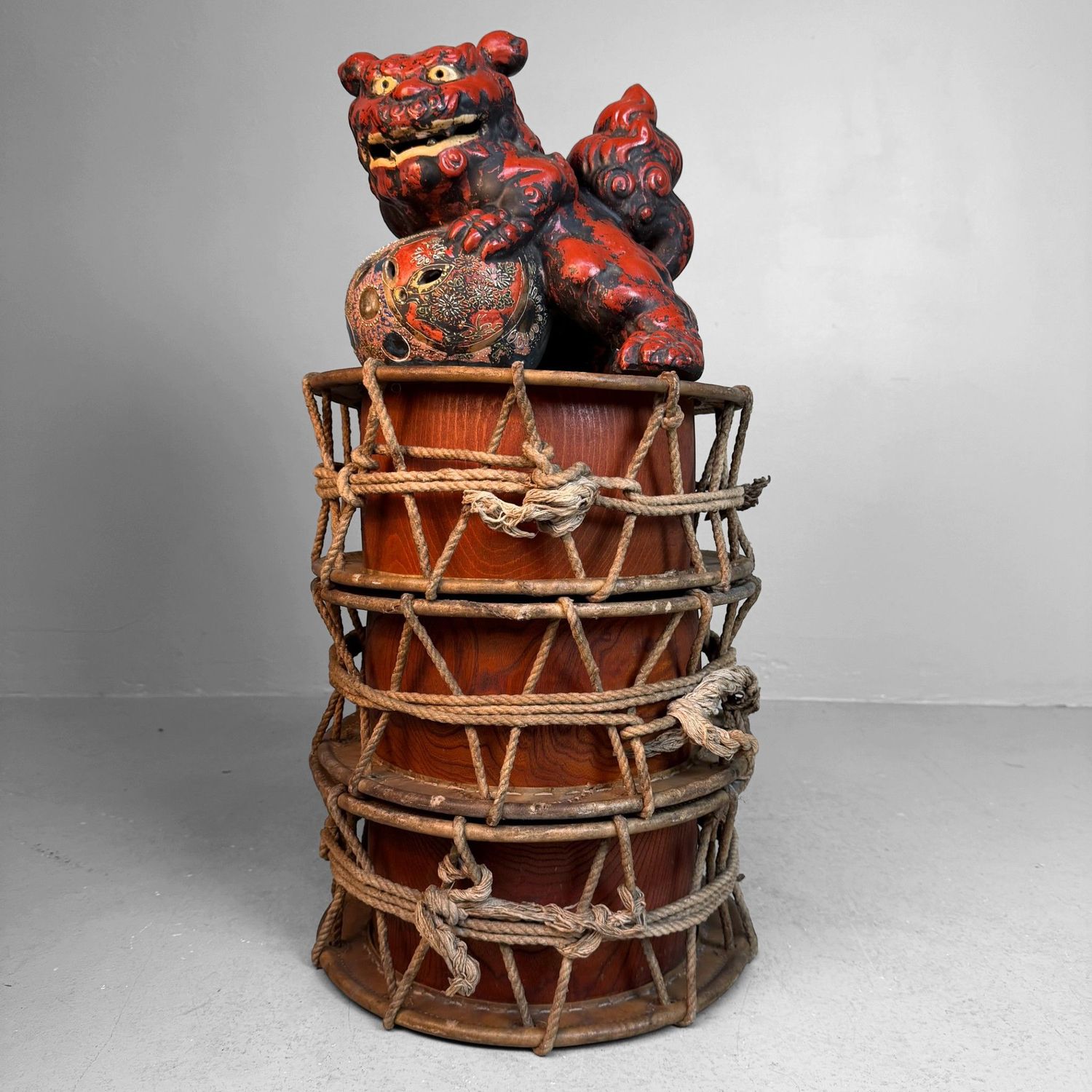 ​Japanse ShiShi/Lion-Dog met Bal, 1950s