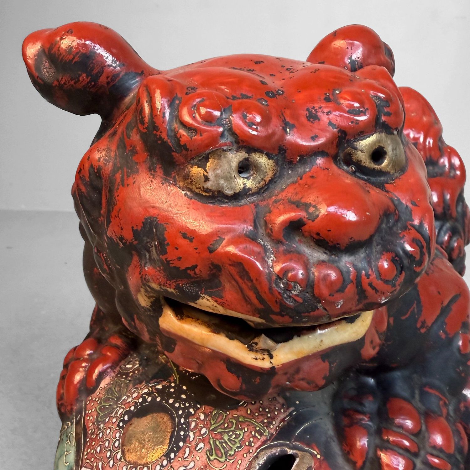 ​Japanse ShiShi/Lion-Dog met Bal, 1950s