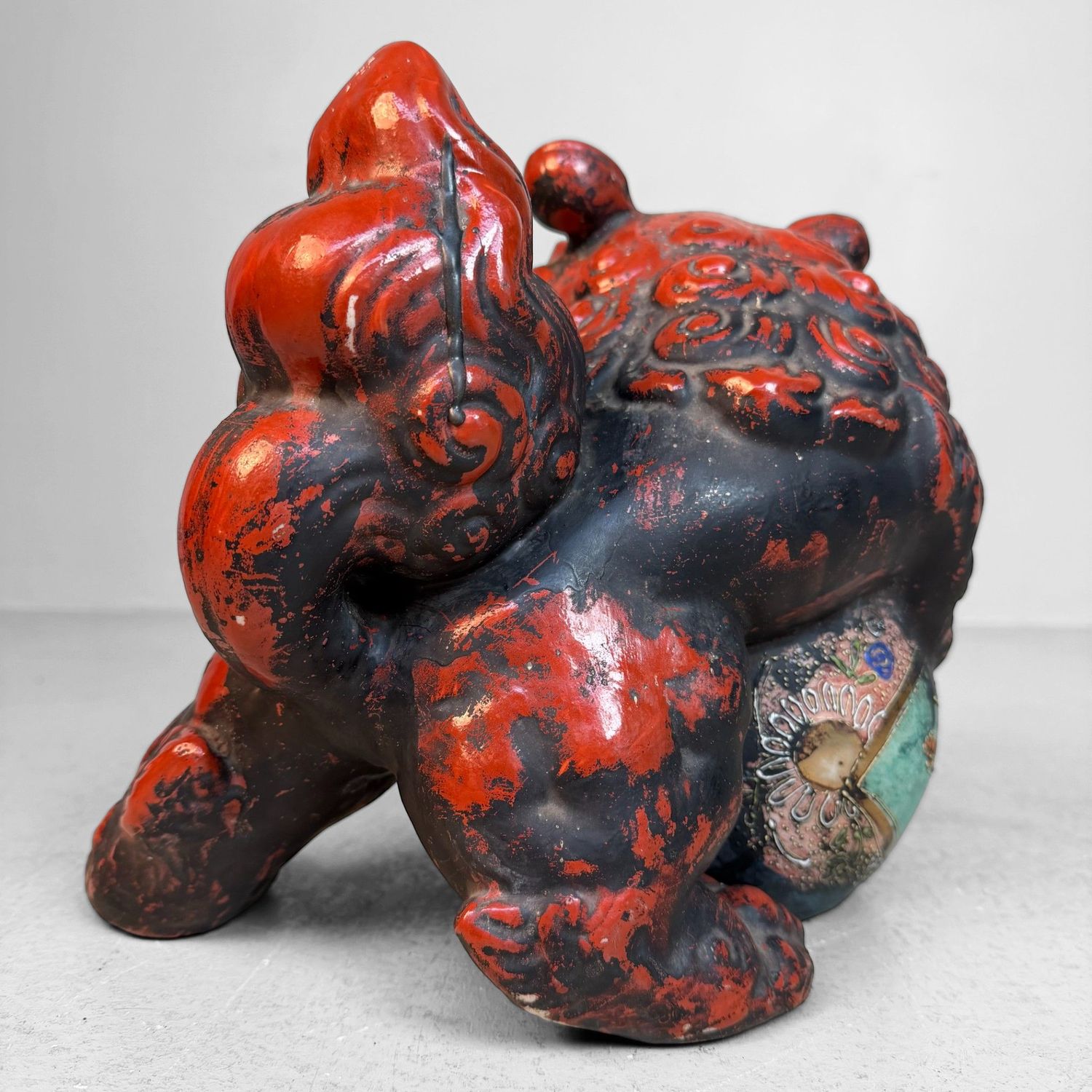 ​Japanse ShiShi/Lion-Dog met Bal, 1950s