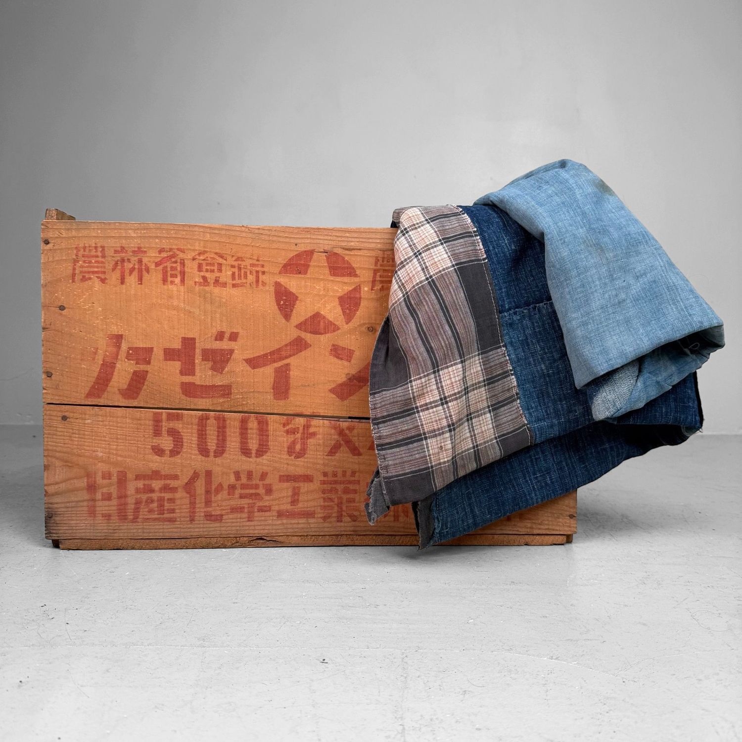 Vintage Japanse Houten Transportkist met Rode Opschriften, 1960s