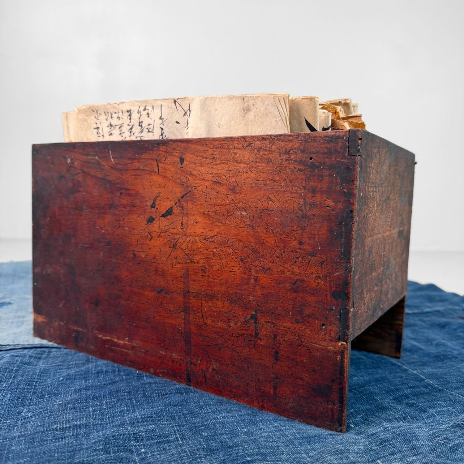 Antieke Japanse Houten Fichebak met Kalligrafie, 1920s–1950s