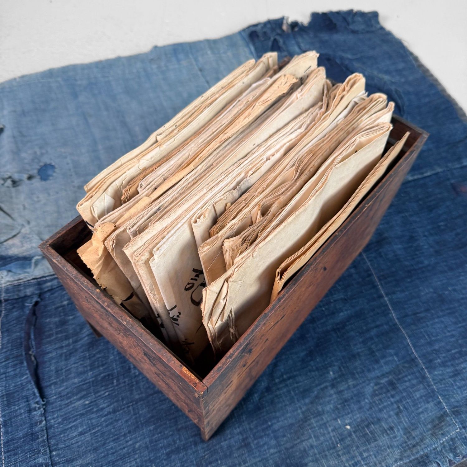 Antieke Japanse Houten Fichebak met Kalligrafie, 1920s–1950s