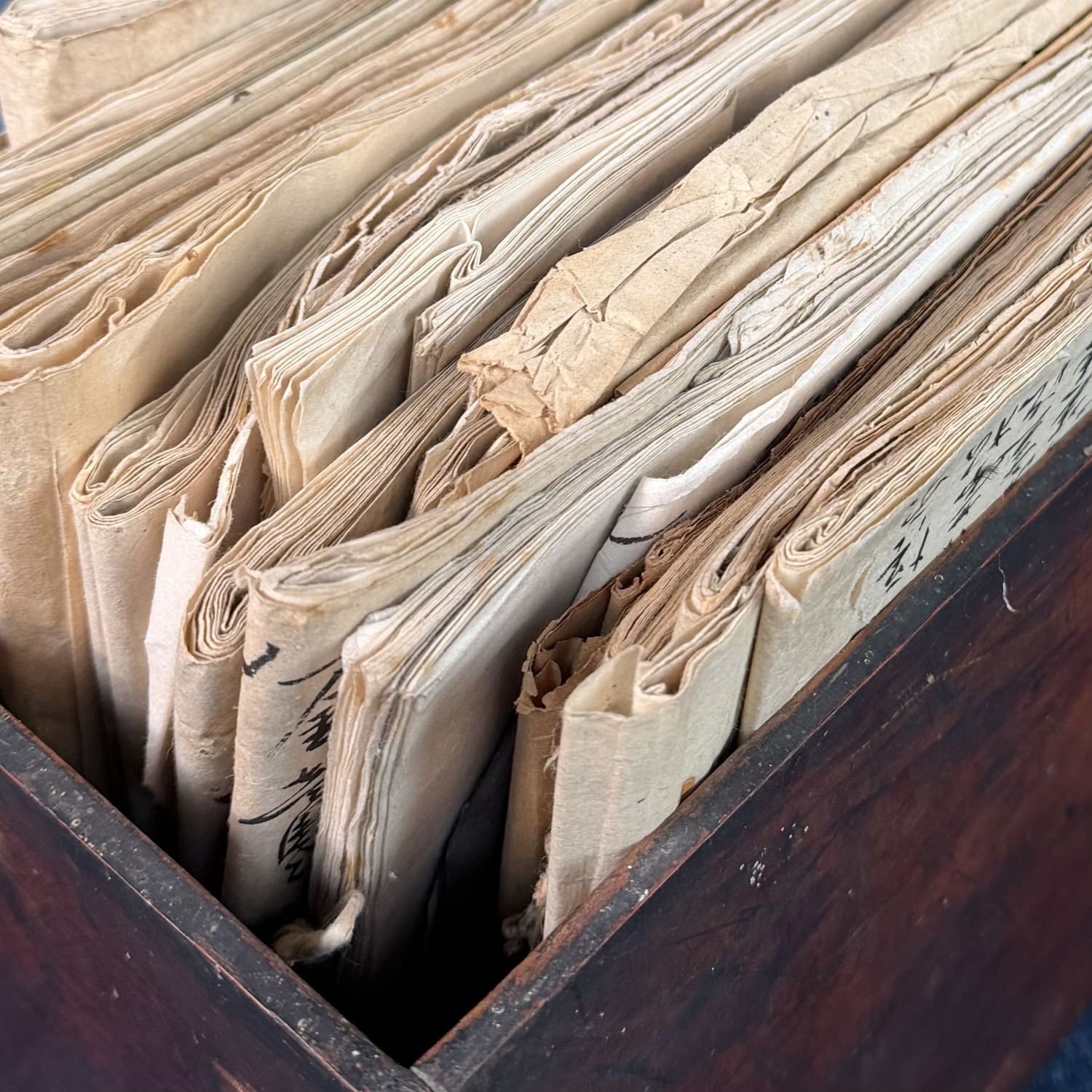 Antieke Japanse Houten Fichebak met Kalligrafie, 1920s–1950s