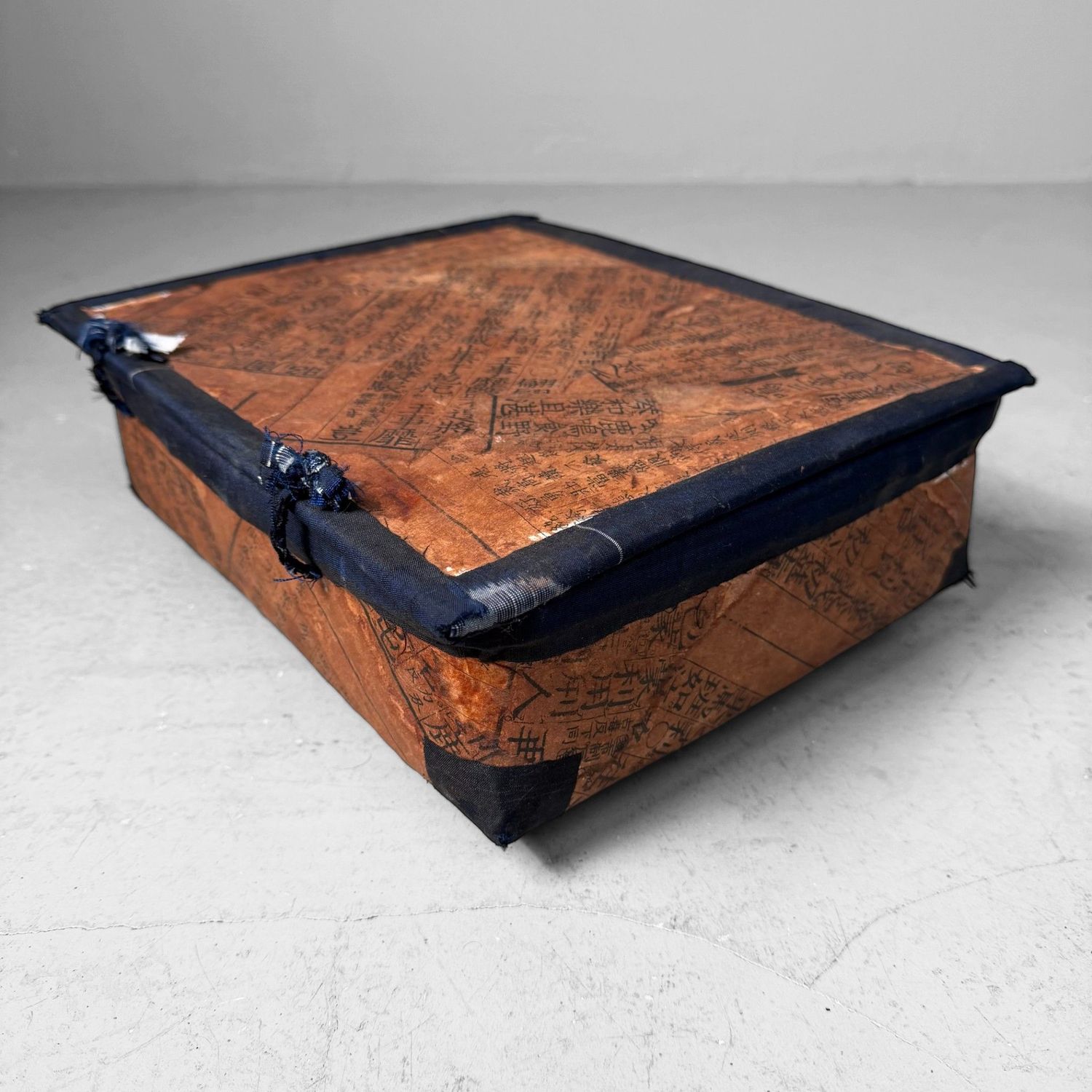 Japanse Bamboemand, Papier, Kalligrafie en Indigo Textiel, 1960s Japanse Bamboemand, Papier, Kalligrafie en Indigo Textiel, 1960s