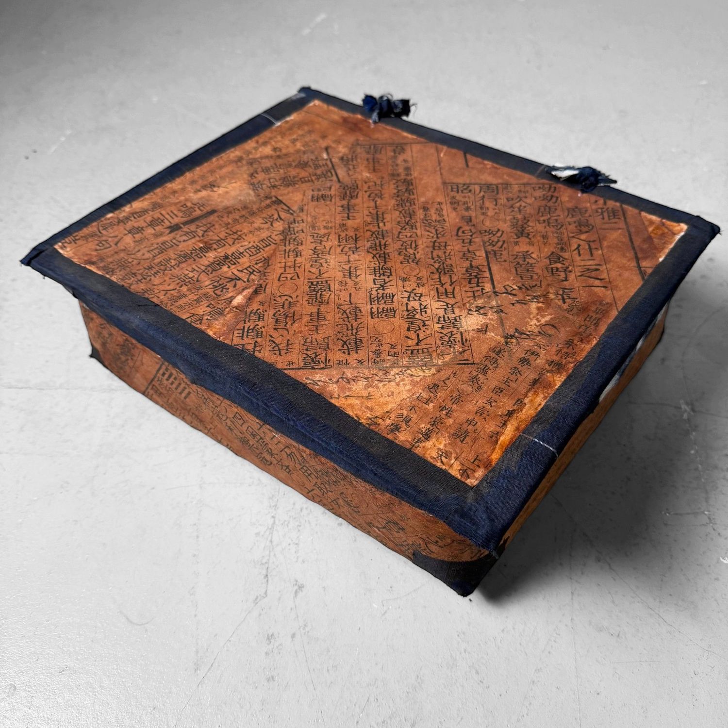 Japanse Bamboemand, Papier, Kalligrafie en Indigo Textiel, 1960s