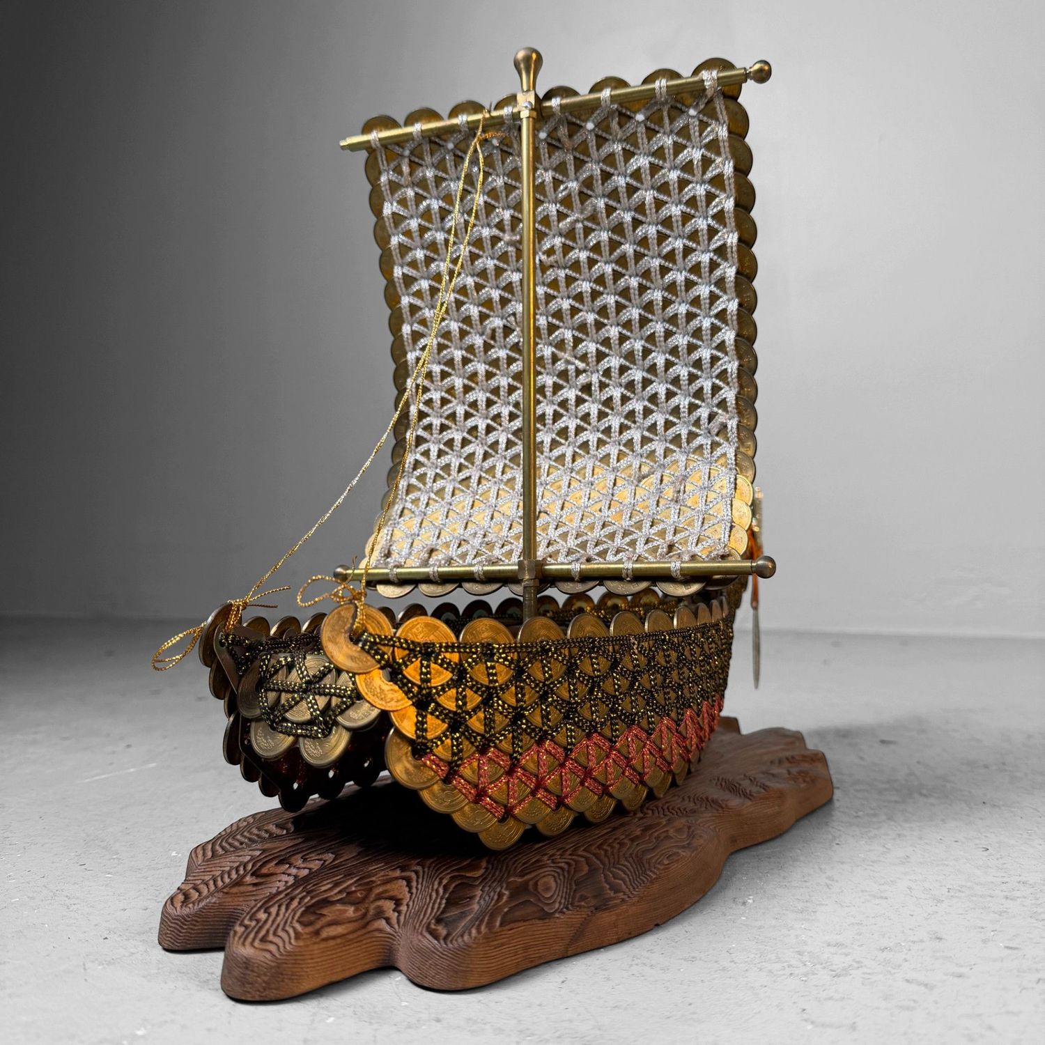 ​Vintage Japanse Takarabune Schatboot met 5-yen Geluksmunten, 1980s